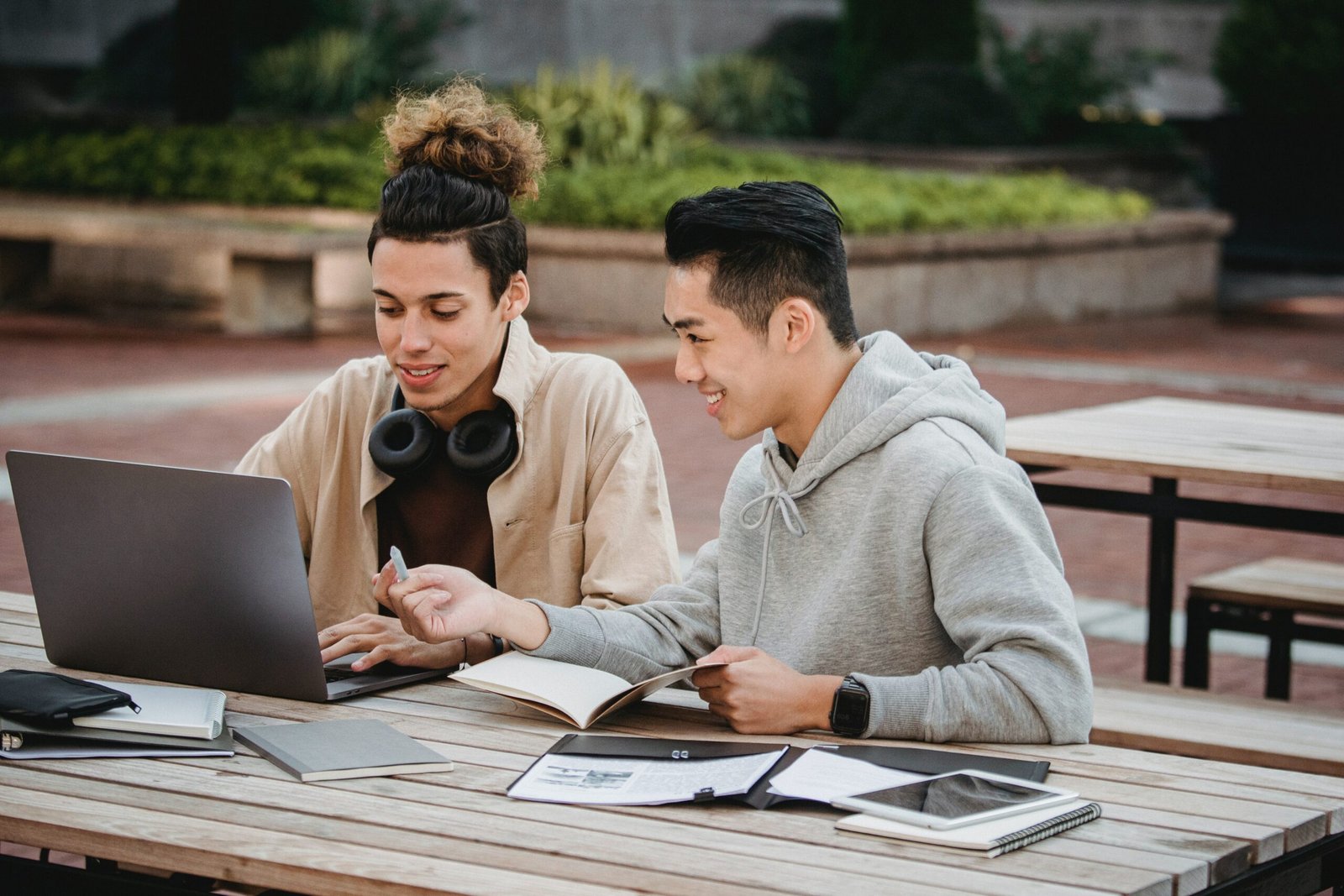 Influencers emitiendo una factura para recibir el pago por su colaboración en una campaña de influencer marketing