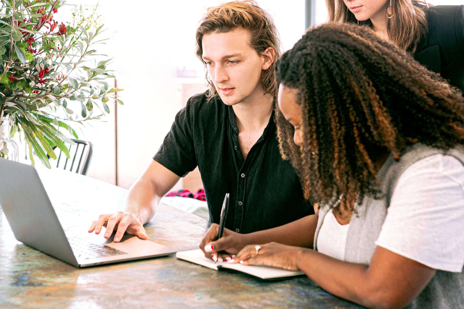 Dos personas estableciendo un contrato de influencer marketing