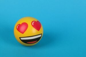 Reacción emotiva con un emoji con ojos de corazón a una publicación de un influencer usando storytelling